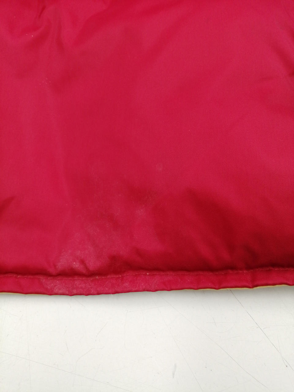 裾に一部白っぽいヨゴレあり