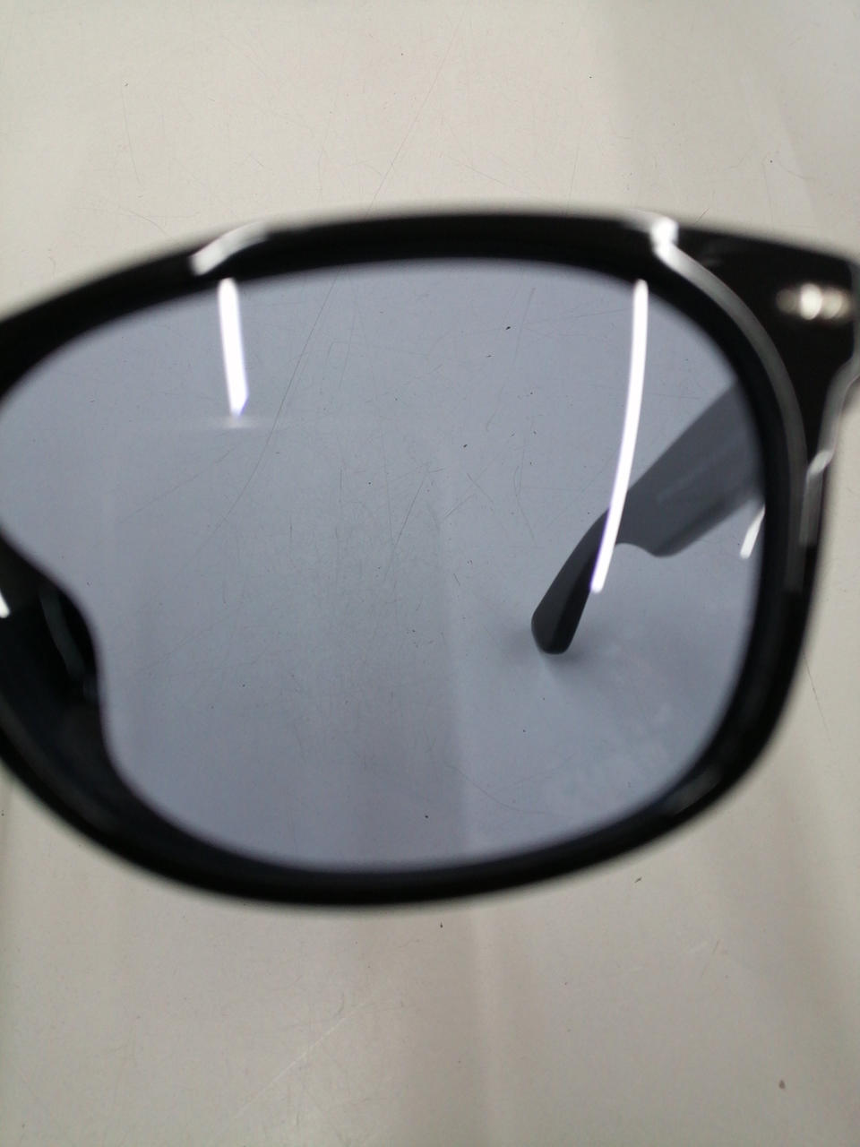 右下部分に小さい黒い点のヨゴレあり