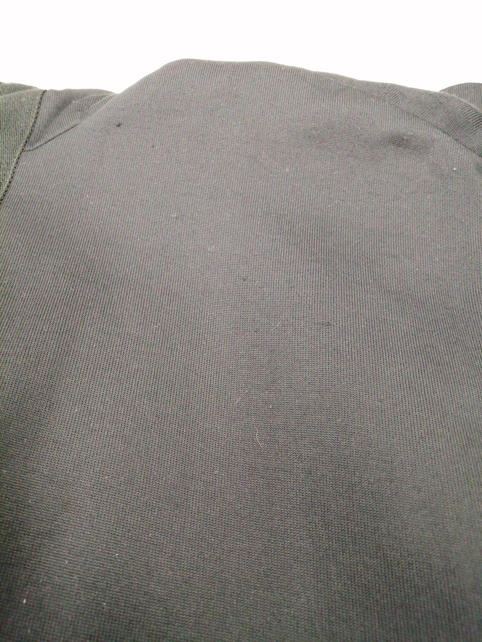 左胸上部2箇所毛羽立ち。