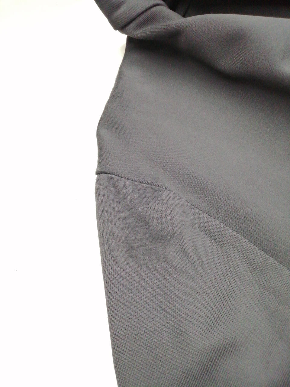 左側の肩後ろ毛羽立ち。