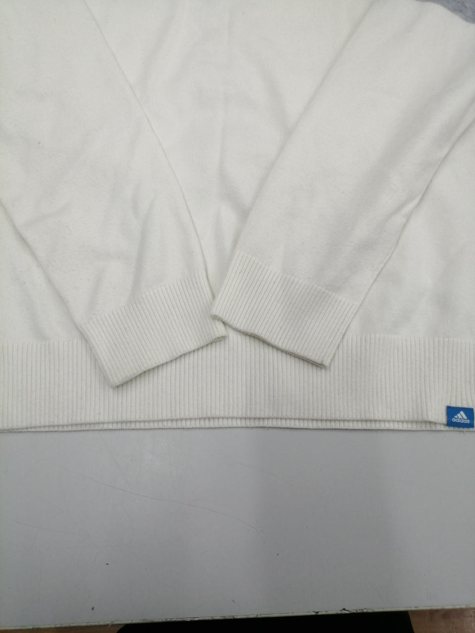 袖、裾に細かい毛玉あります。