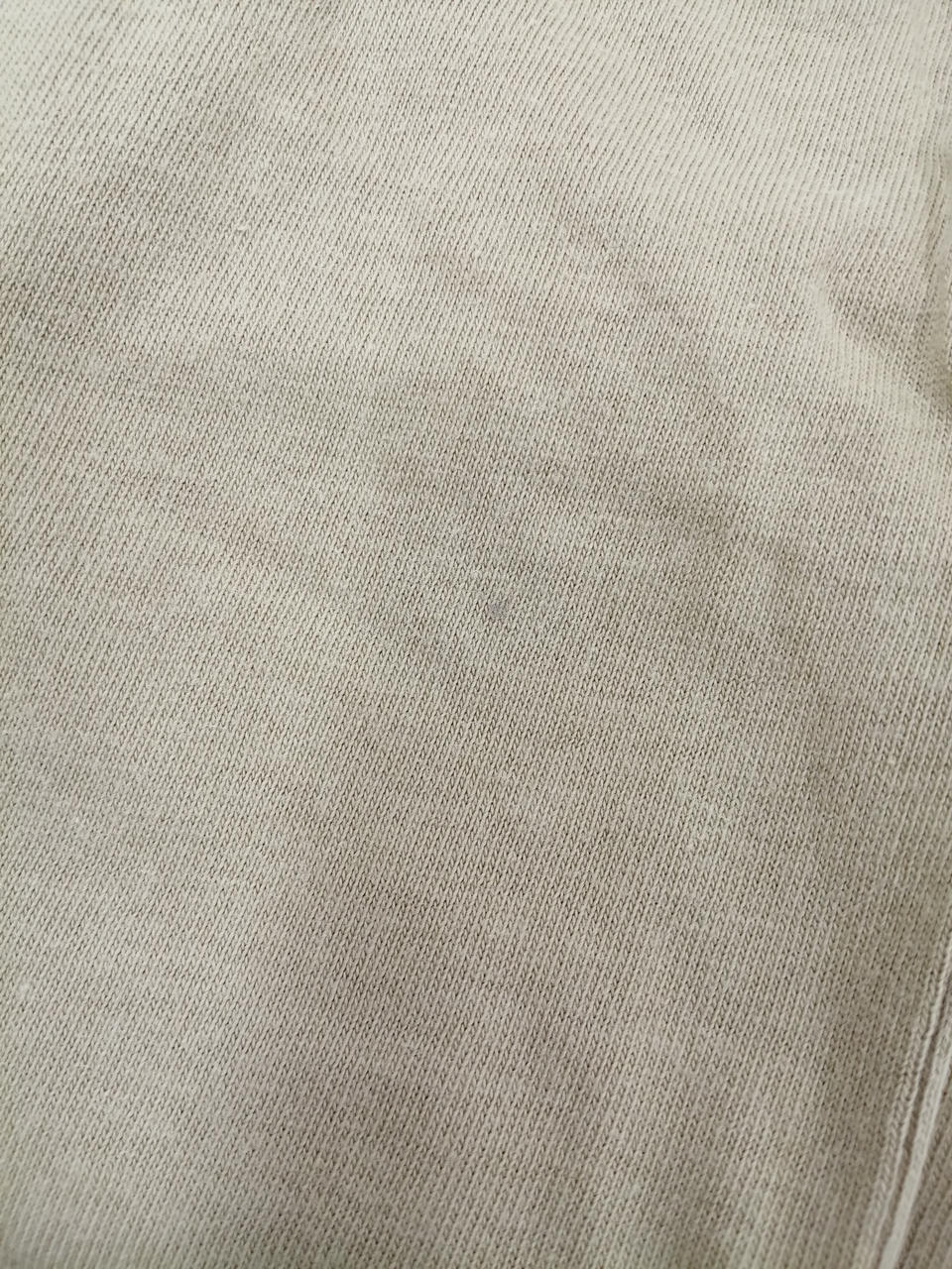 薄い、小さなシミあり。