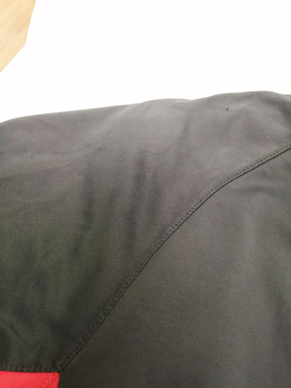 両肩日焼け、色あせあり。