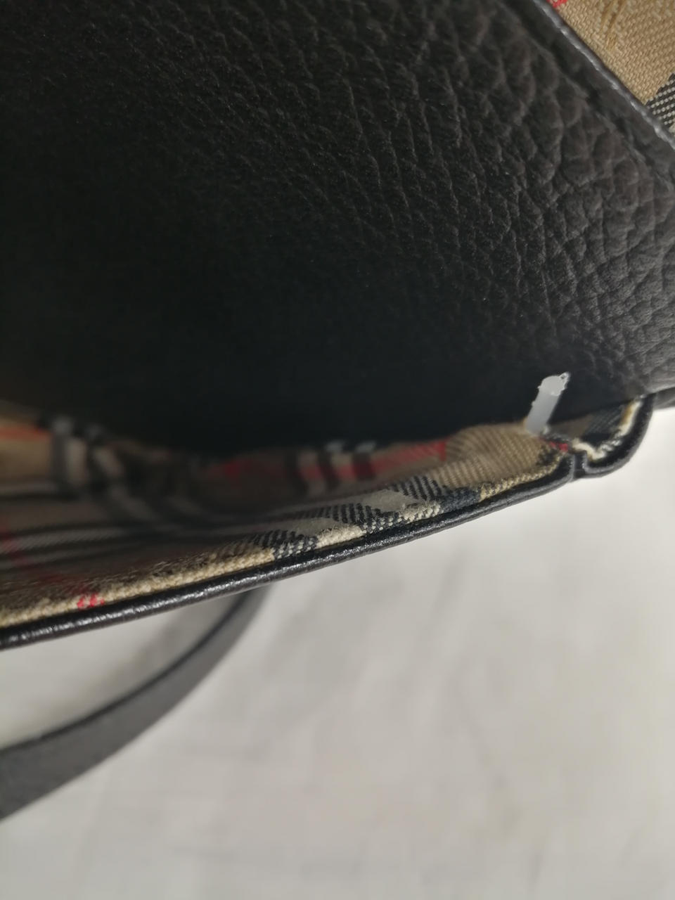 ポケット内側樹脂飛び出してます