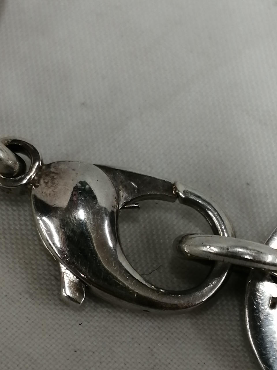 金具飛び出してます。