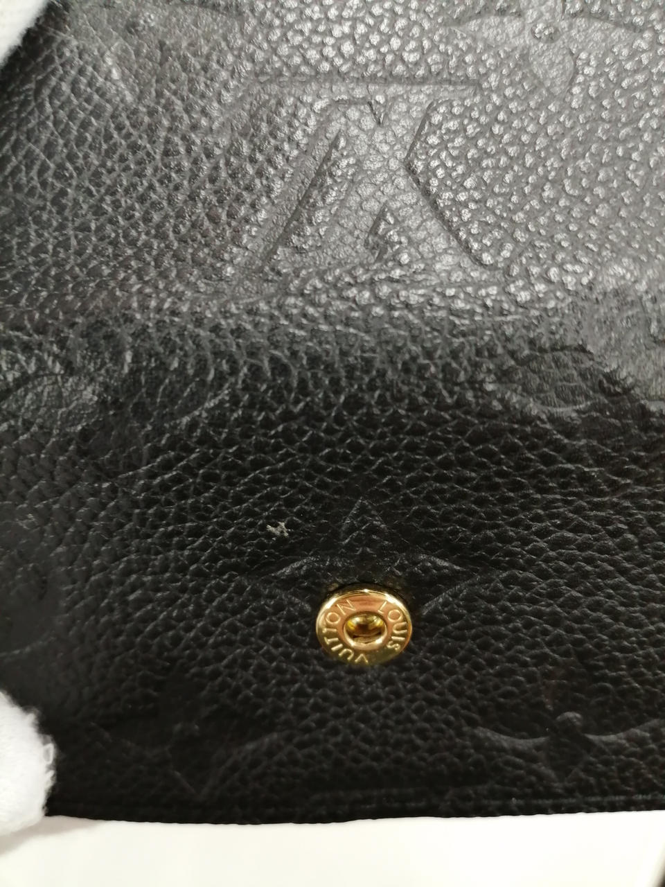 小さい凹み傷あります。