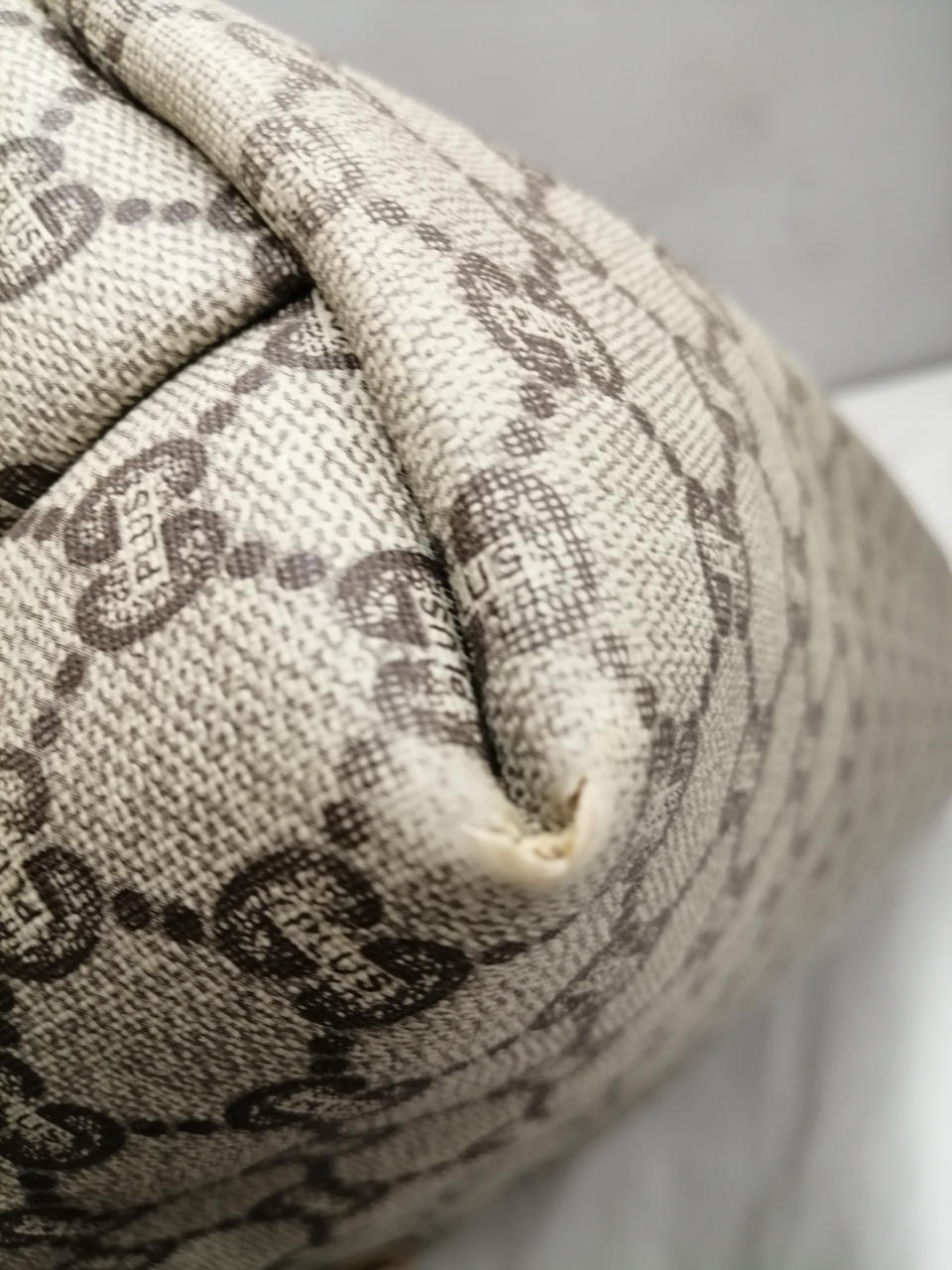 下、角割れあります。