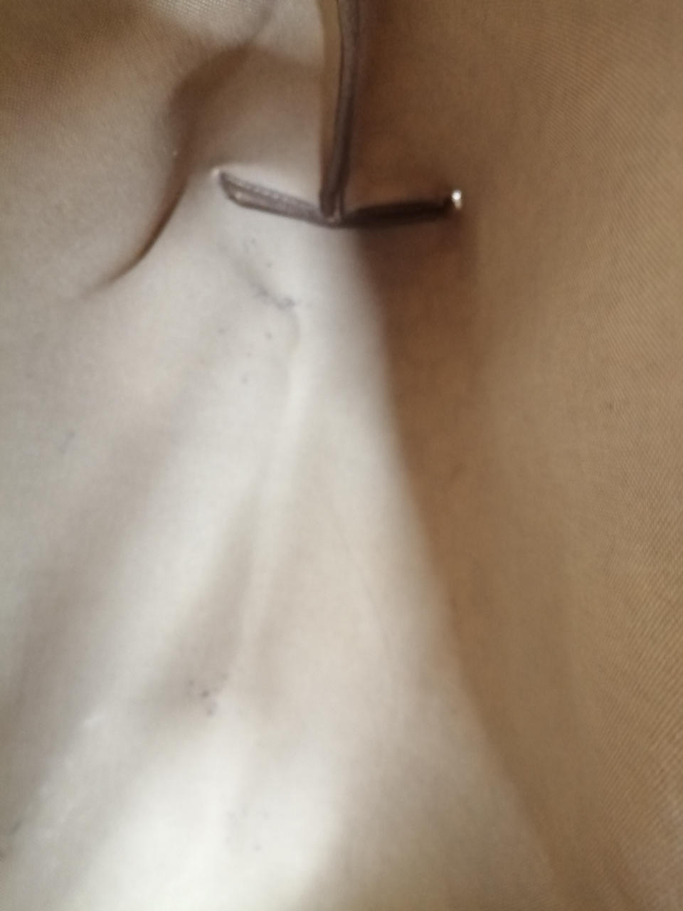 角割れの穴あります。