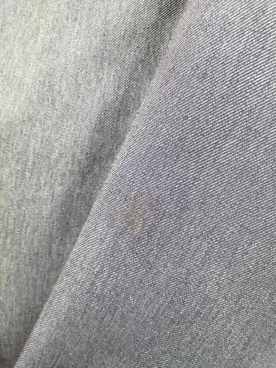 薄いシミあり。