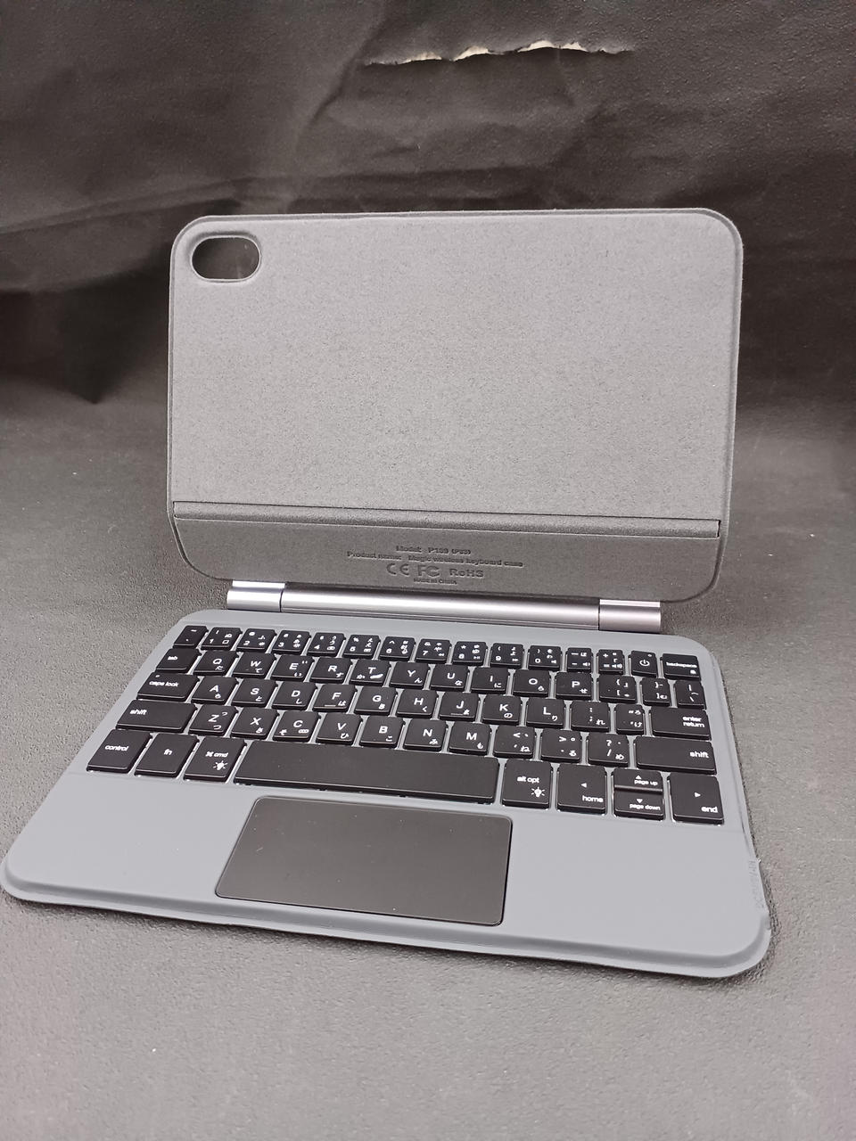 サードパーティ製のキーボードケース付属
