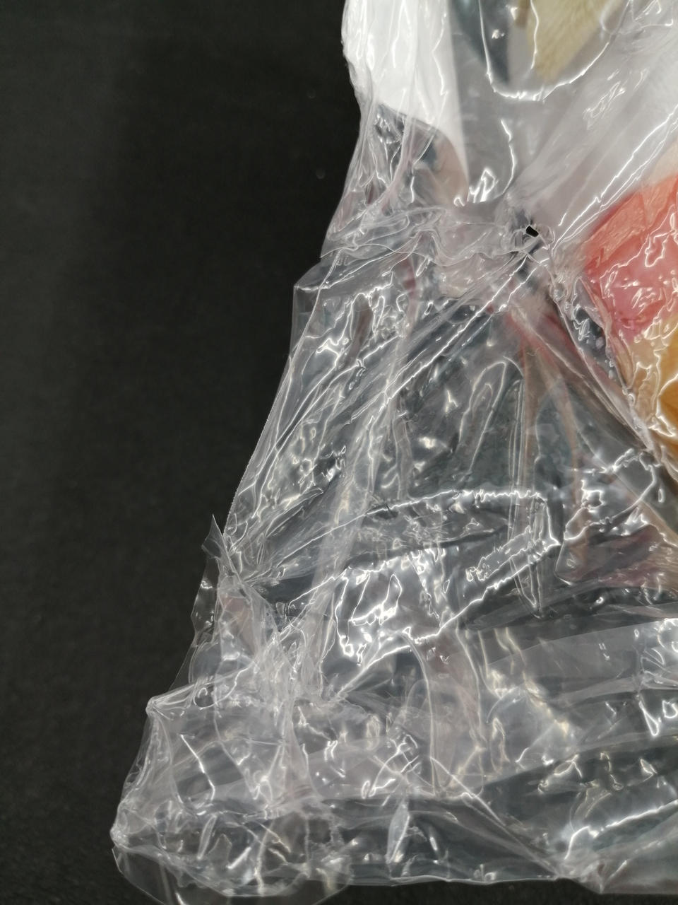 梱包時の熱でビニールが貼り付いています