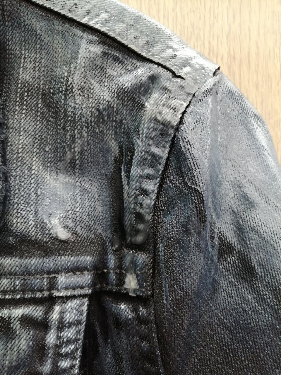 溶けた蝋のような質感です。