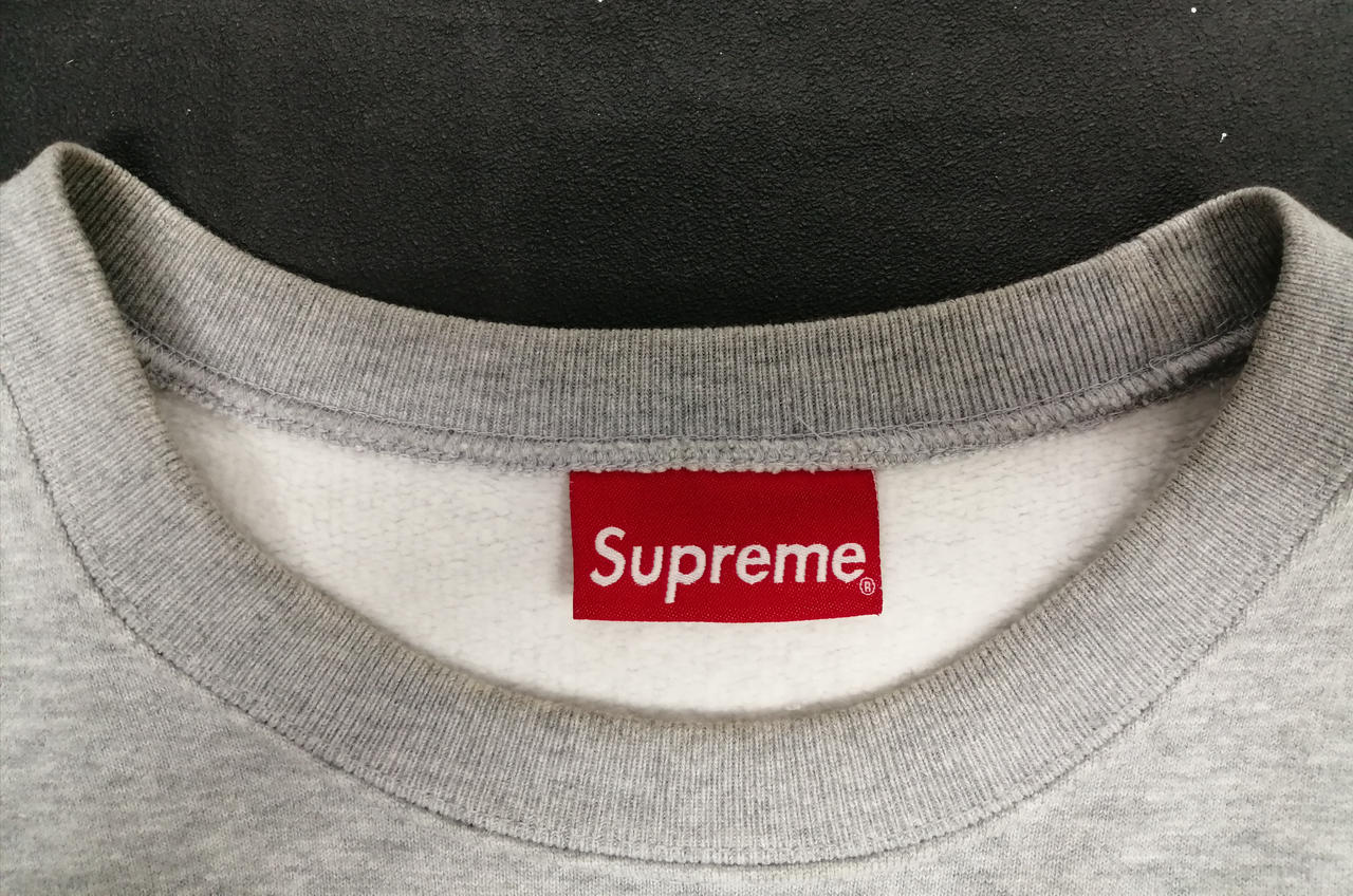 茶色い汗ジミあり。