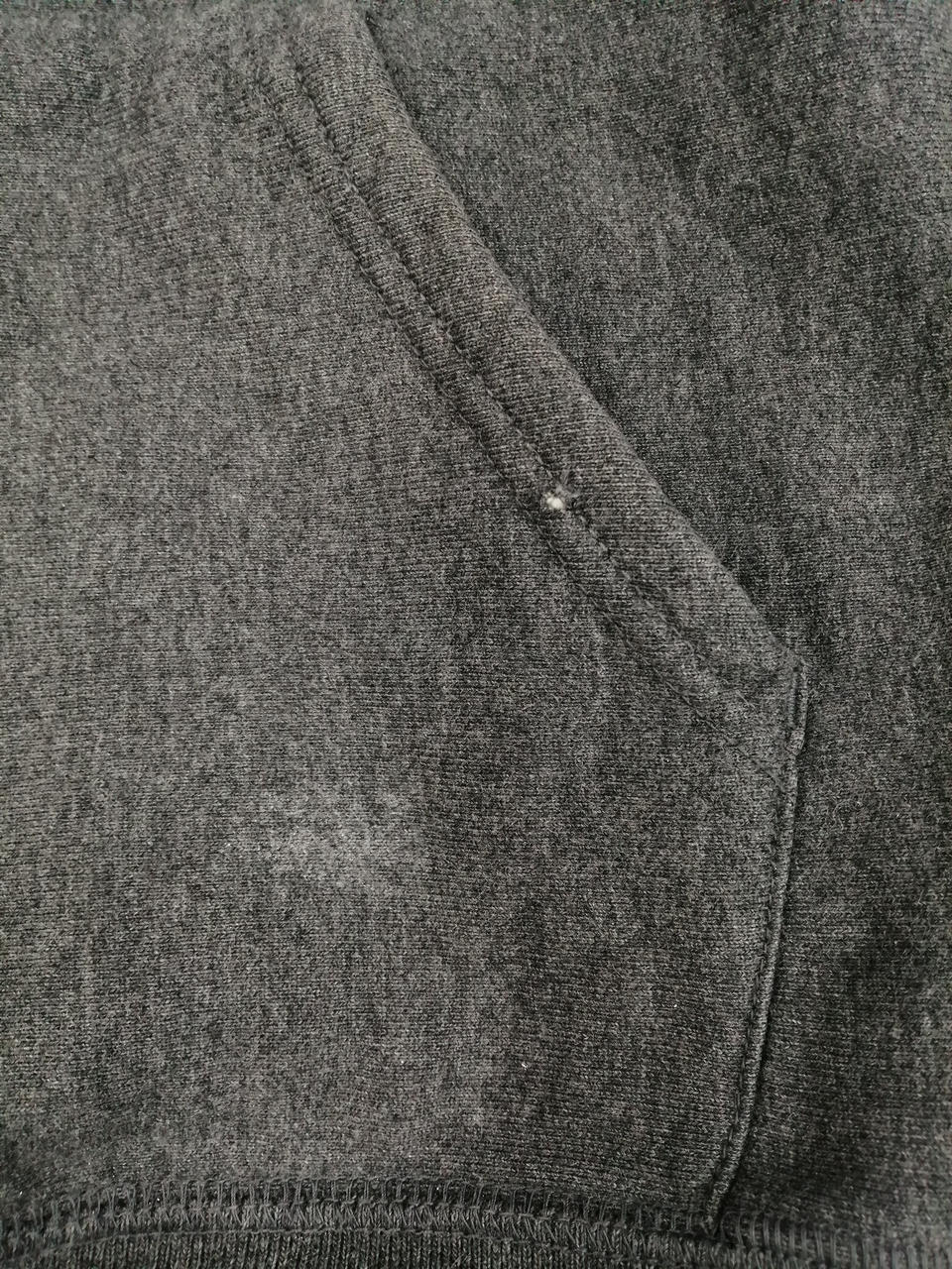 マフポケット左腕側に白い汚れ及び破れあり