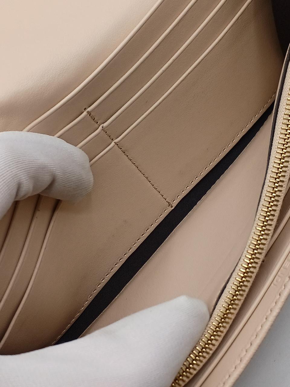 カードポケット下側に汚れあり