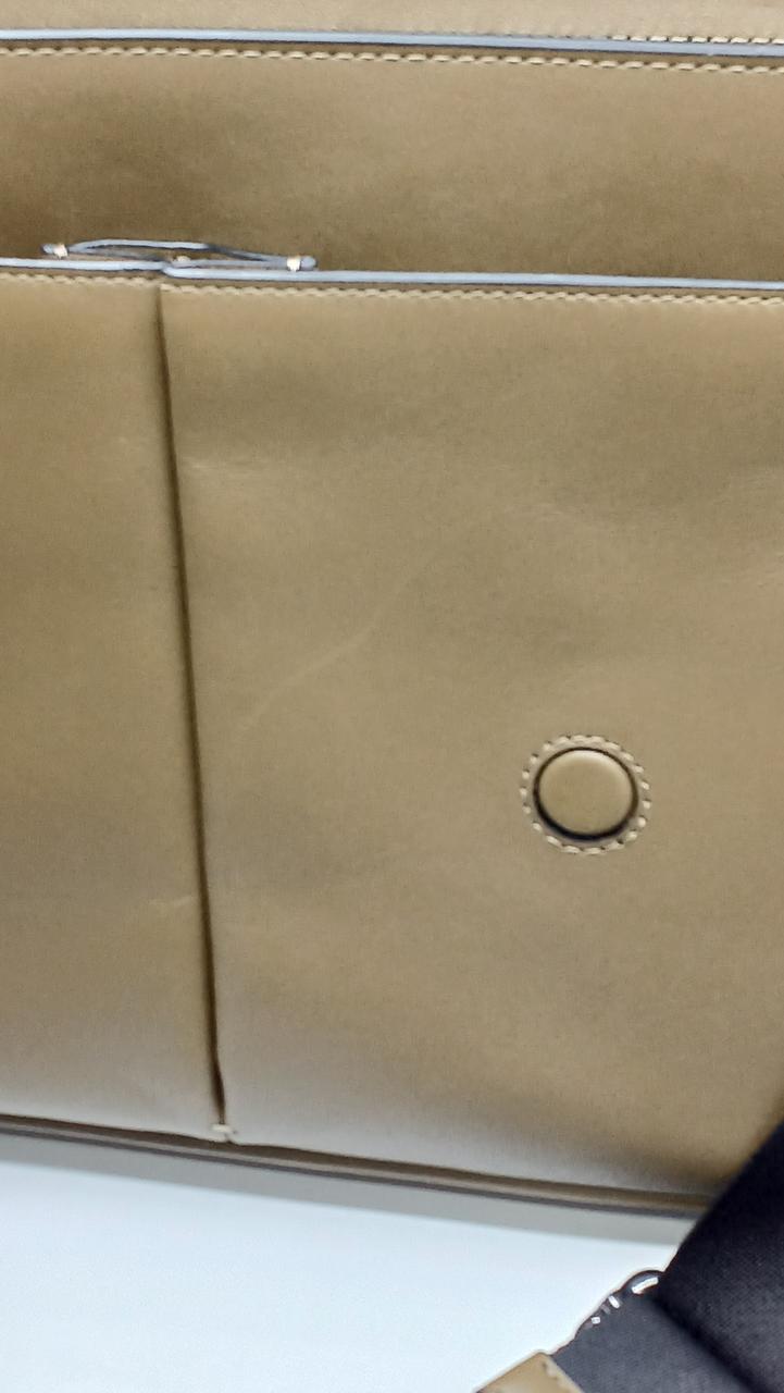 一部キズのような跡があります