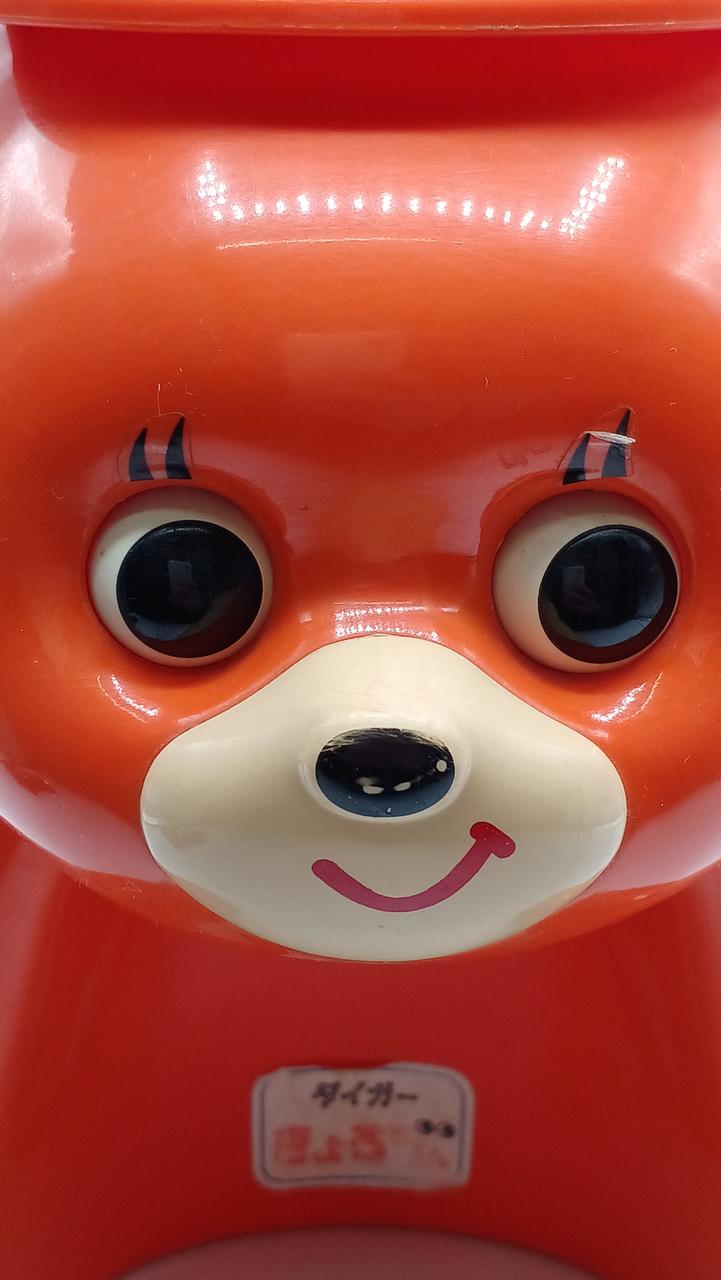 ハンドルを回すと目が動きます