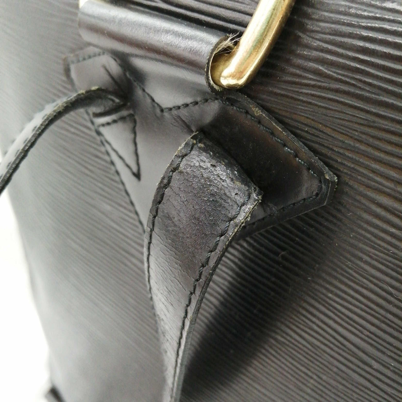 ベルト上部にひび割れ劣化あります。