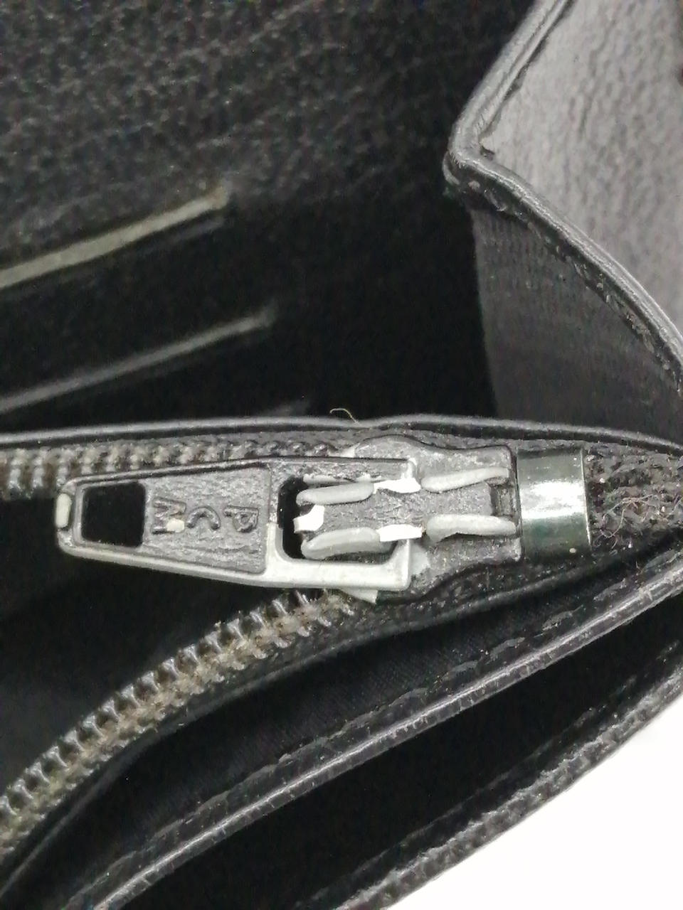 ファスナー色剥げございます