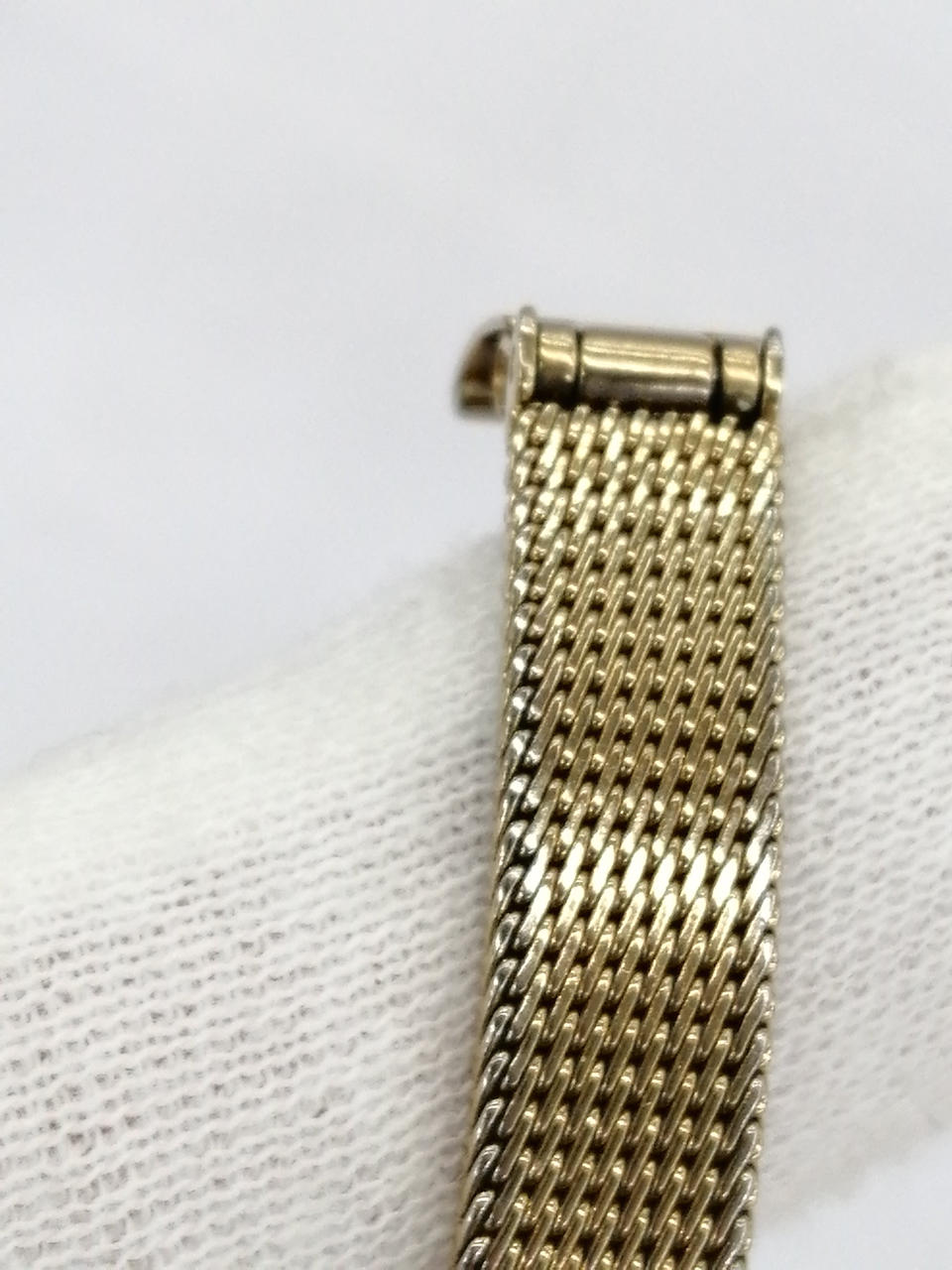 ベルト部分に色ムラ見られます