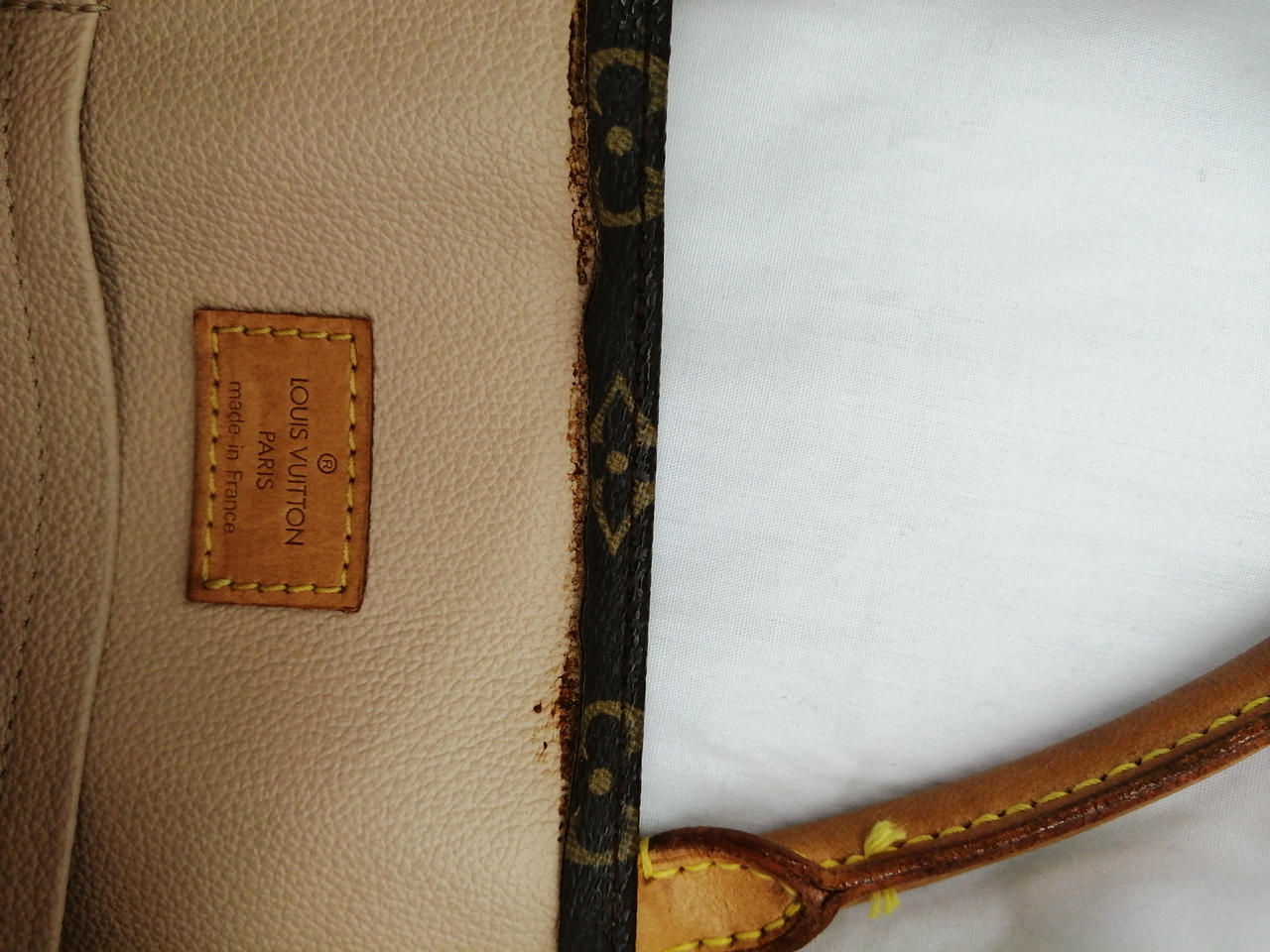 内側一周フチ剥がれがございます。