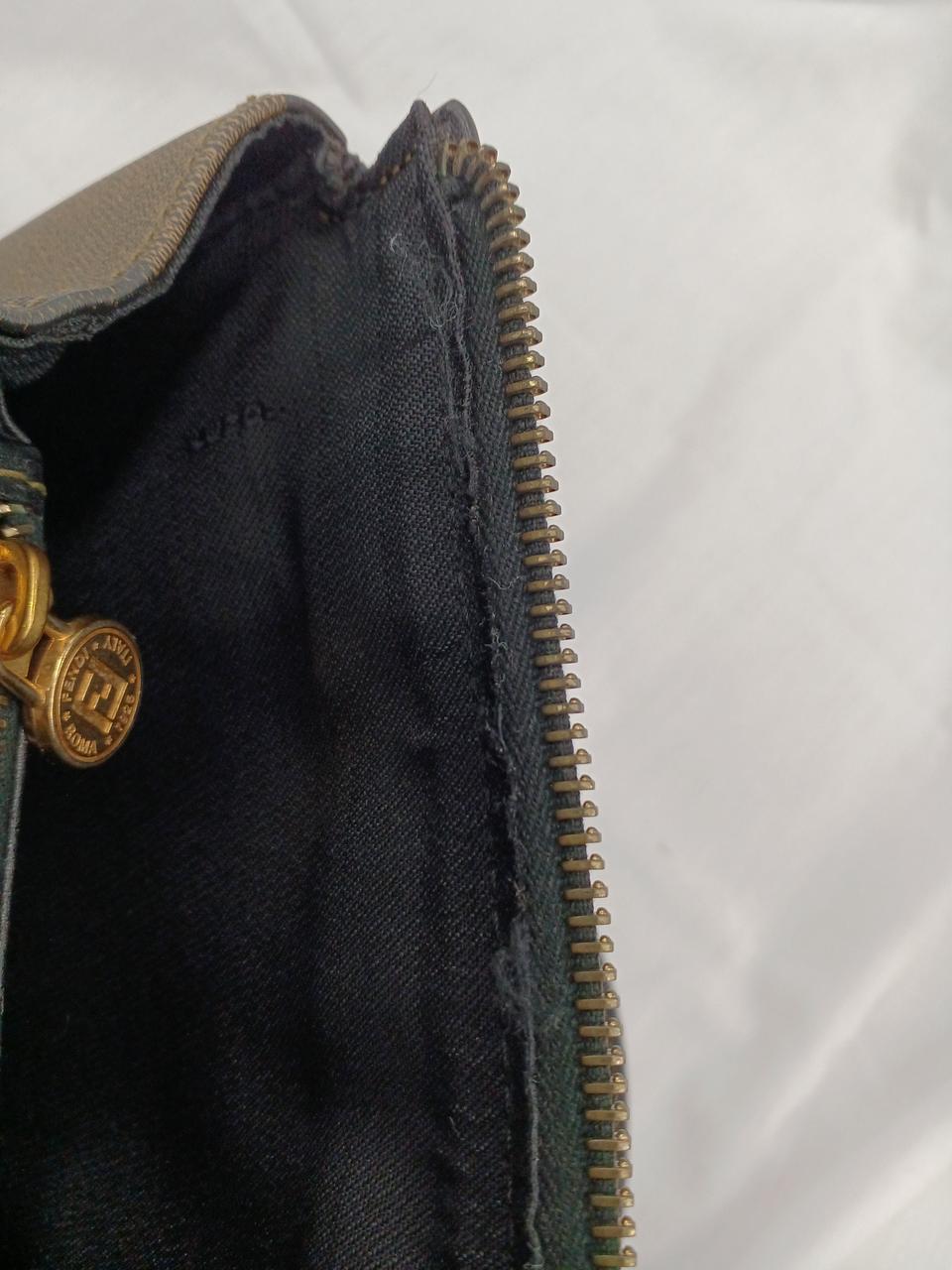 バック内、縫製部分にほつれがあります