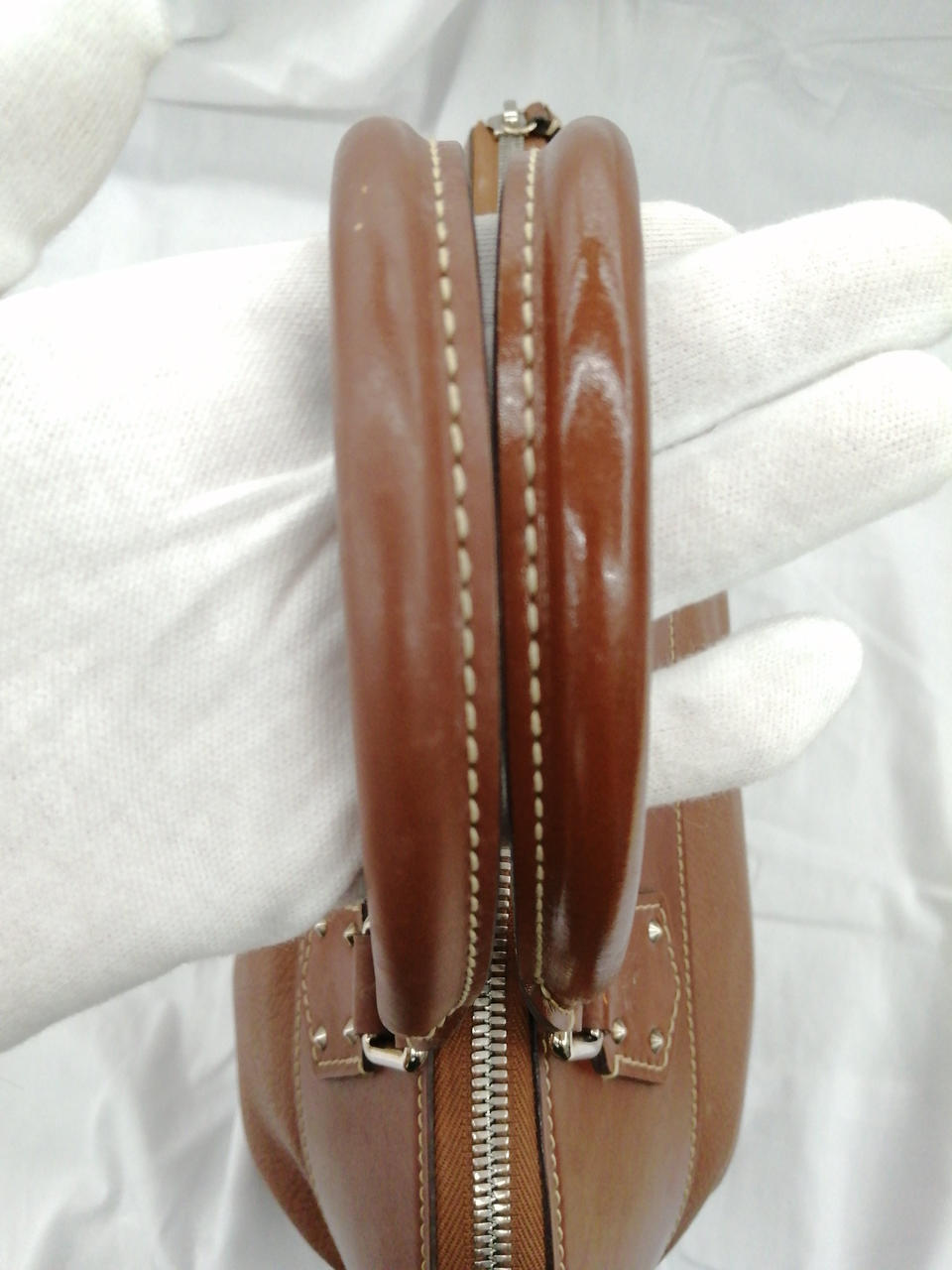 片方にツヤあり