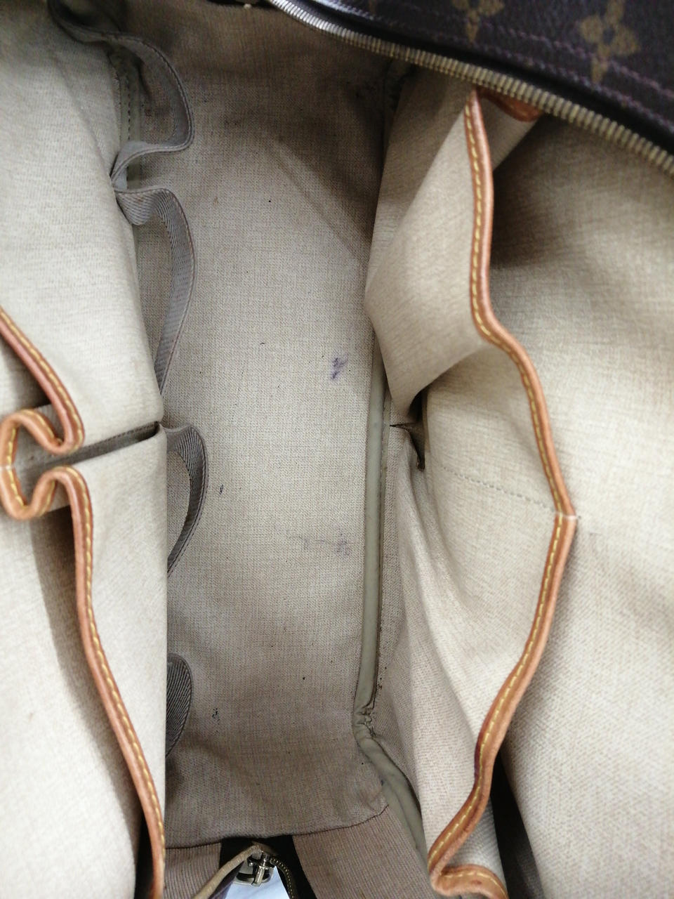 内部はシミ、キズなど多数あります。