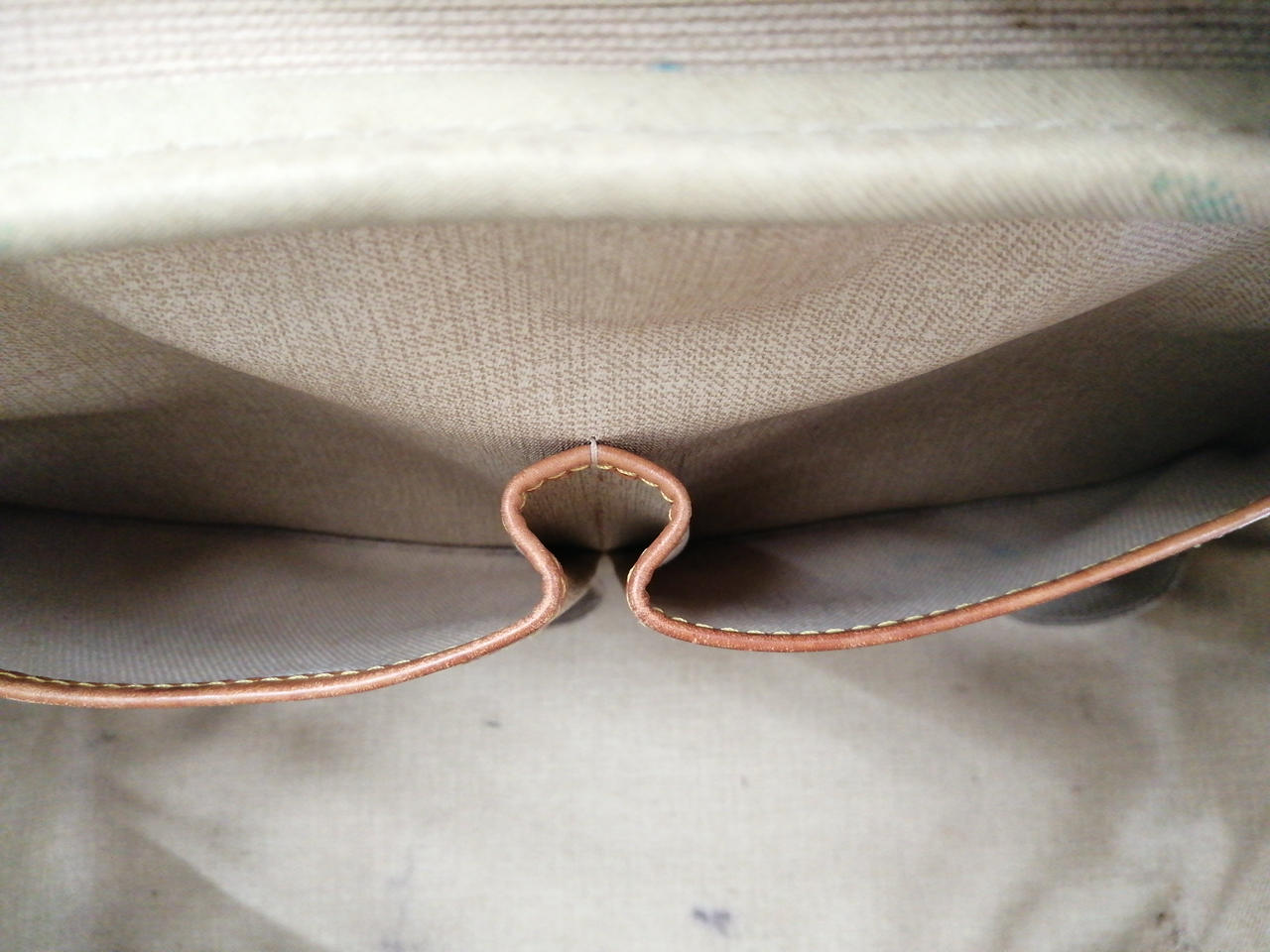 内ポケットにもシミが多数あります。