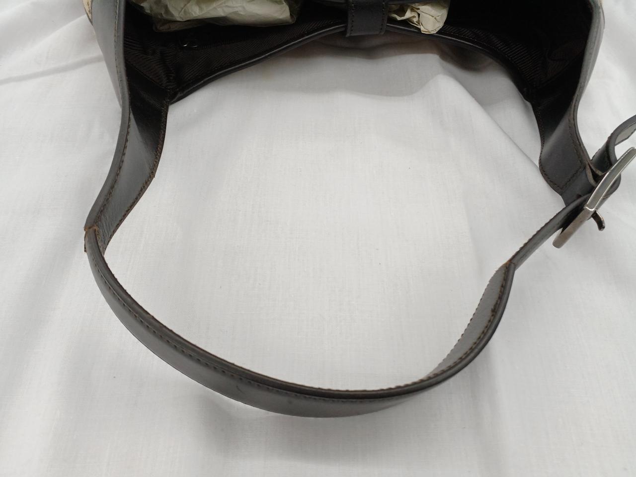 ※ストラップ部分2箇所割れています