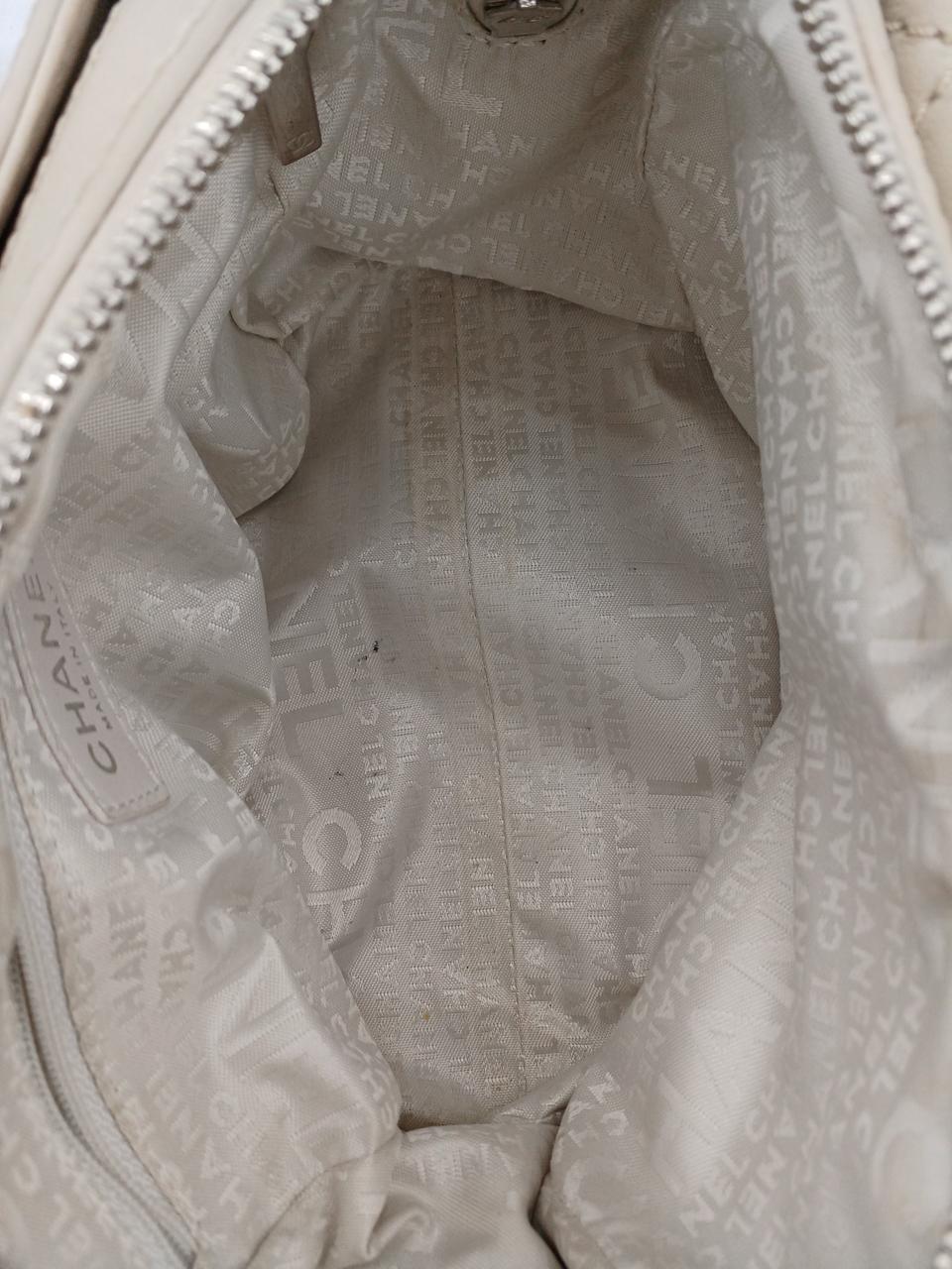 内側はポケット部分もシミよごれがあります