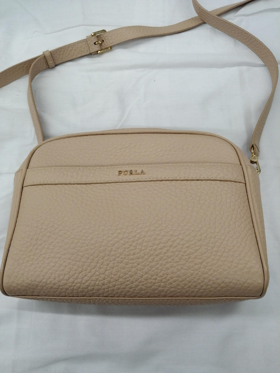美品✨フルラ カメラバッグ アヴリル レザー ロゴ ショルダーバッグ キャメル 美品】FURLA フルラ アヴリル ショルダーバッグ カメラバッグ