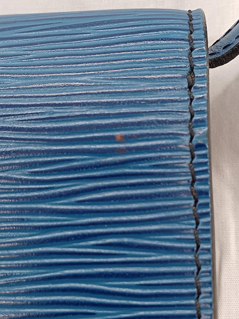 ※背面にキズがあります。