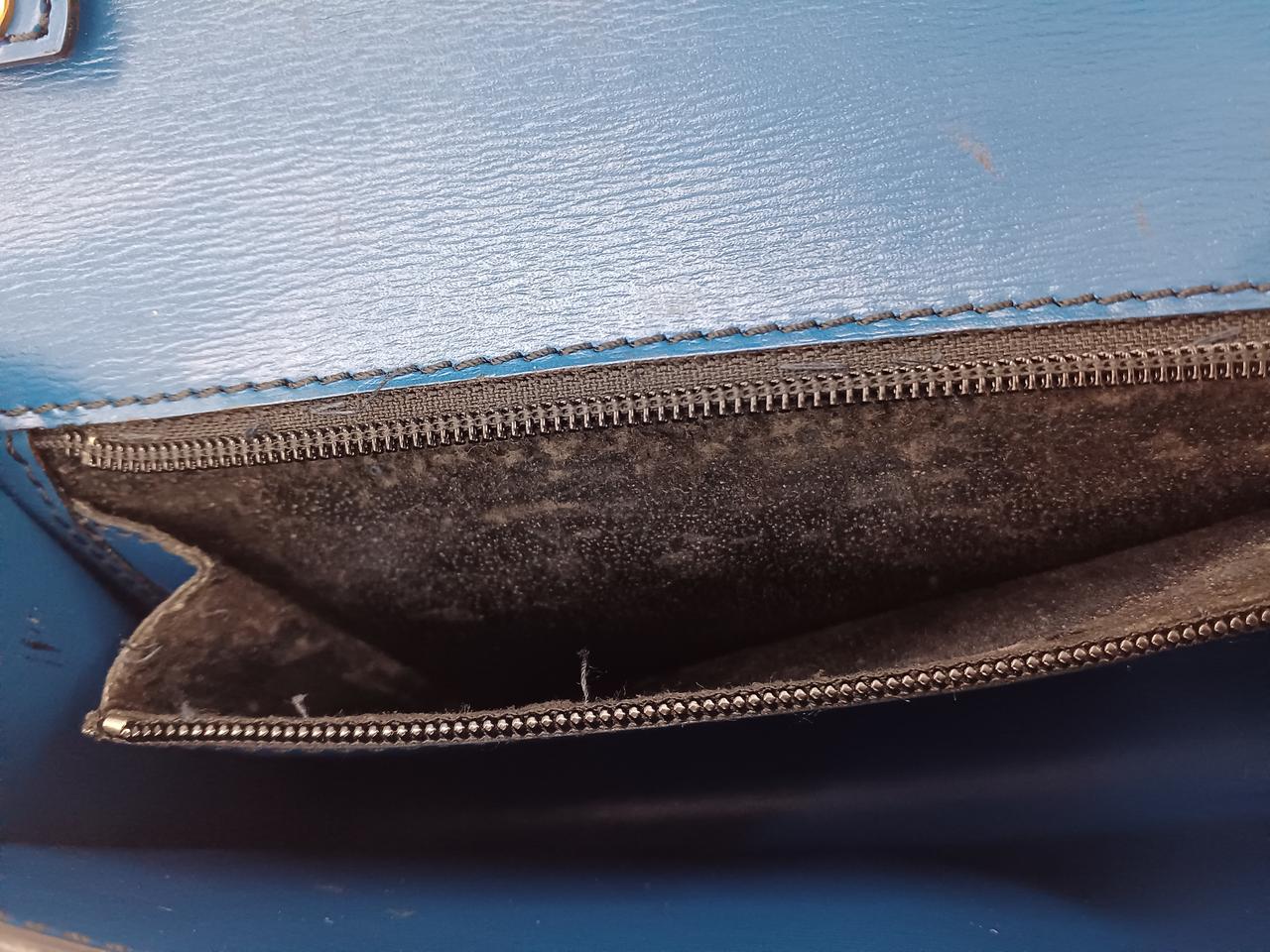 ポケット内部は劣化しています。