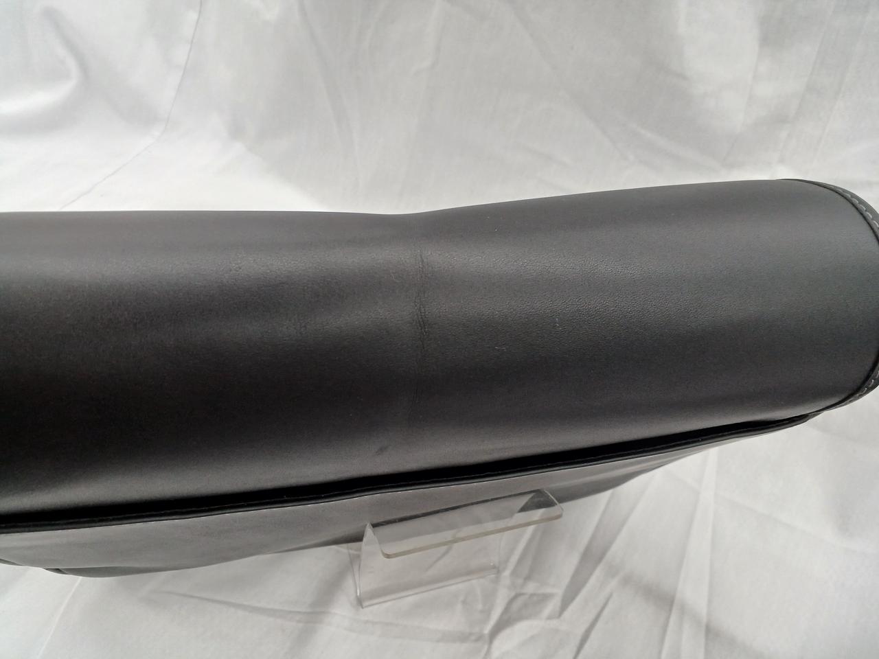 ※中央部分にシワとくぼみがあります。