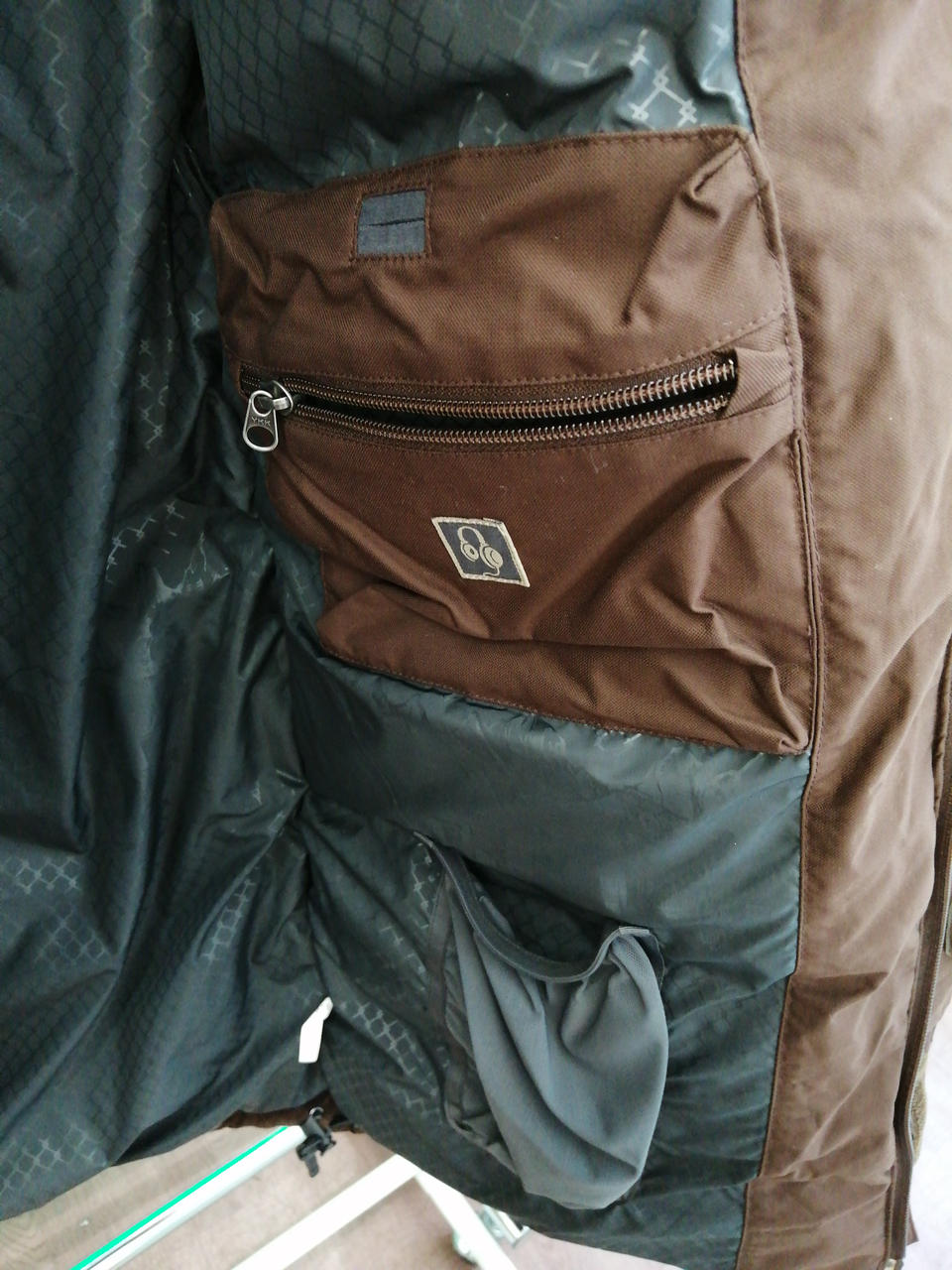 左側内ポケット×1
メッシュポケット×1