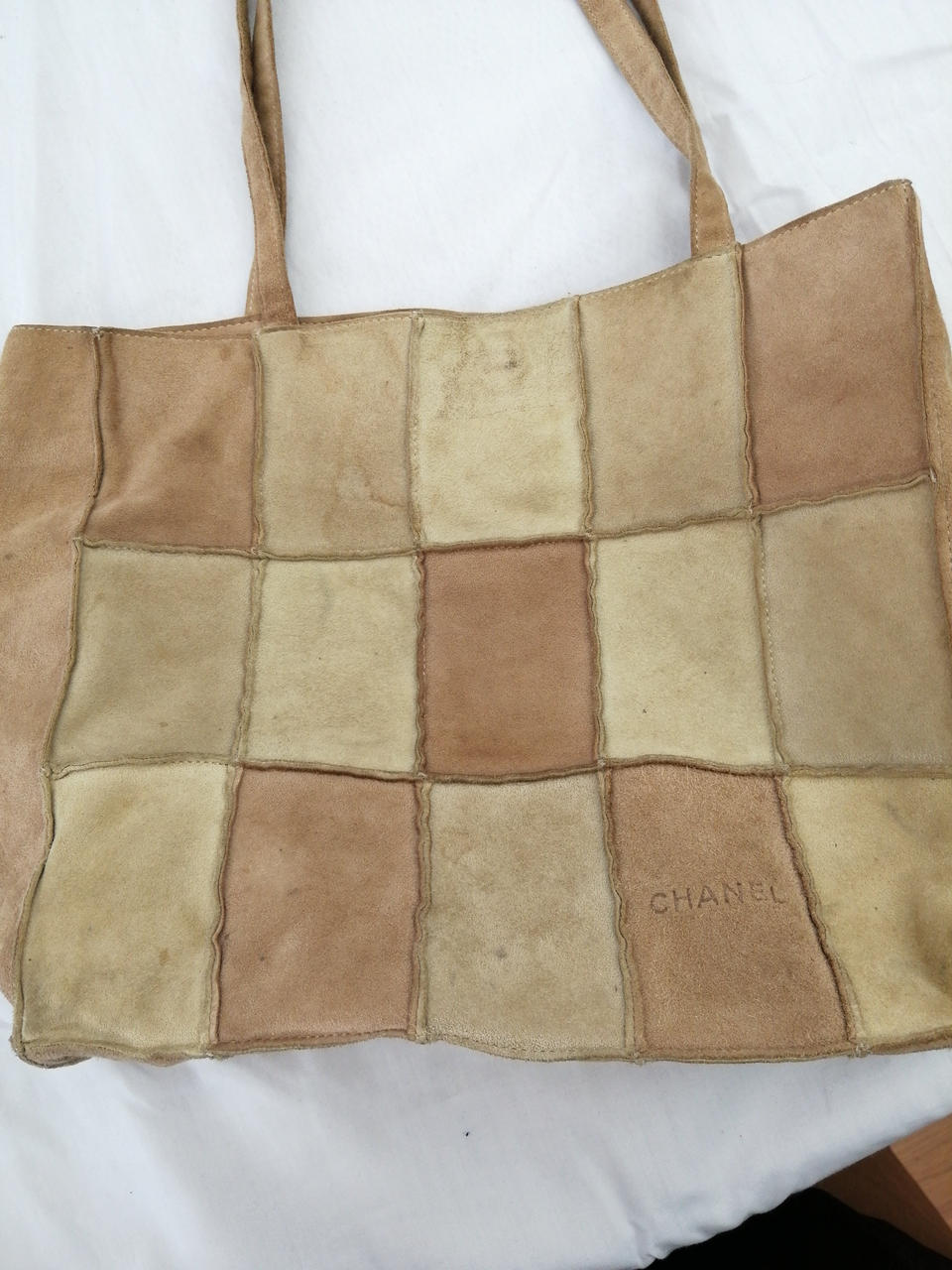 目立つシミ　ヨゴレ　各所全体的にあり