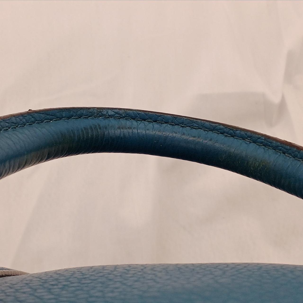 ハンドストラップ部分の使用感が強いです