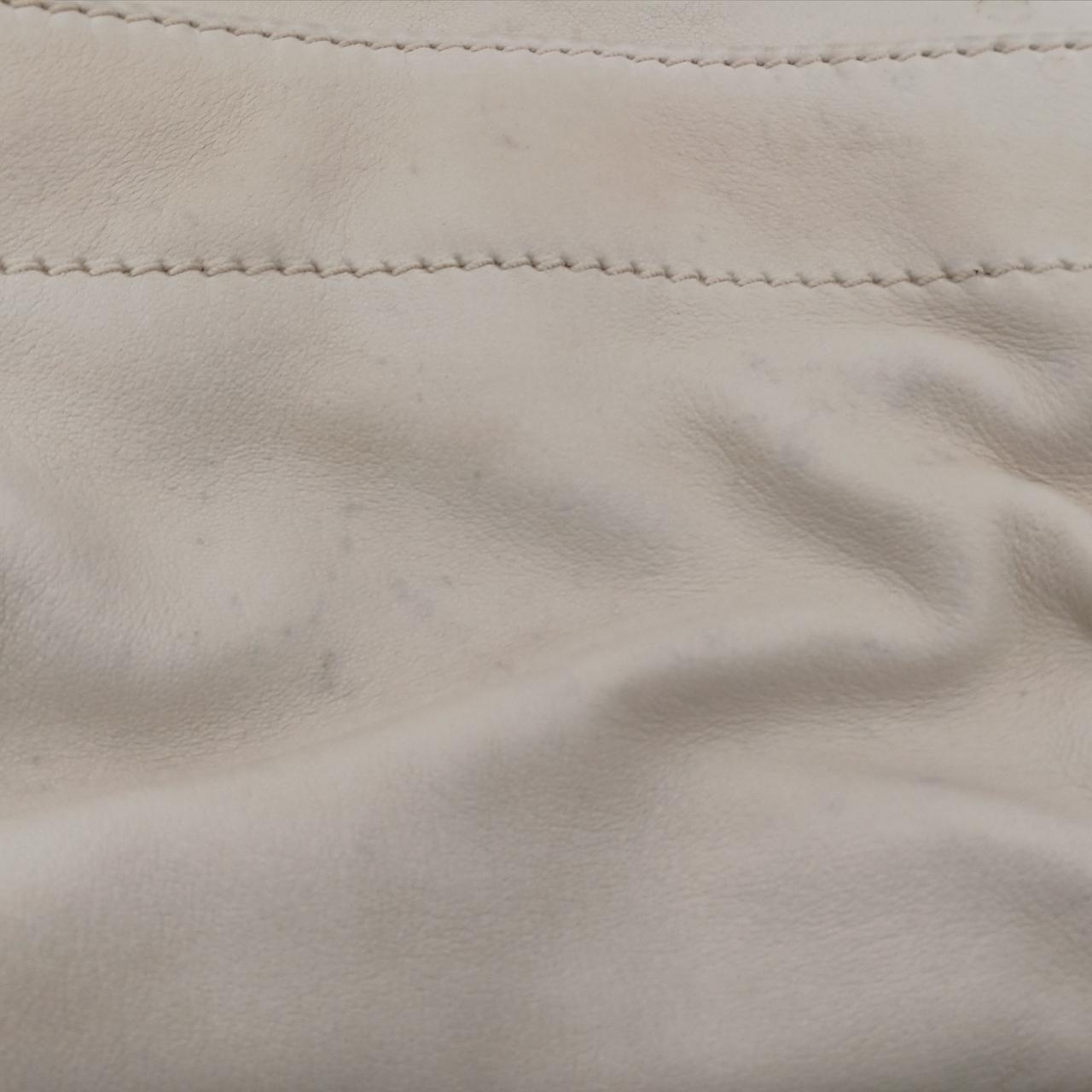 背面側に多数のシミがあります