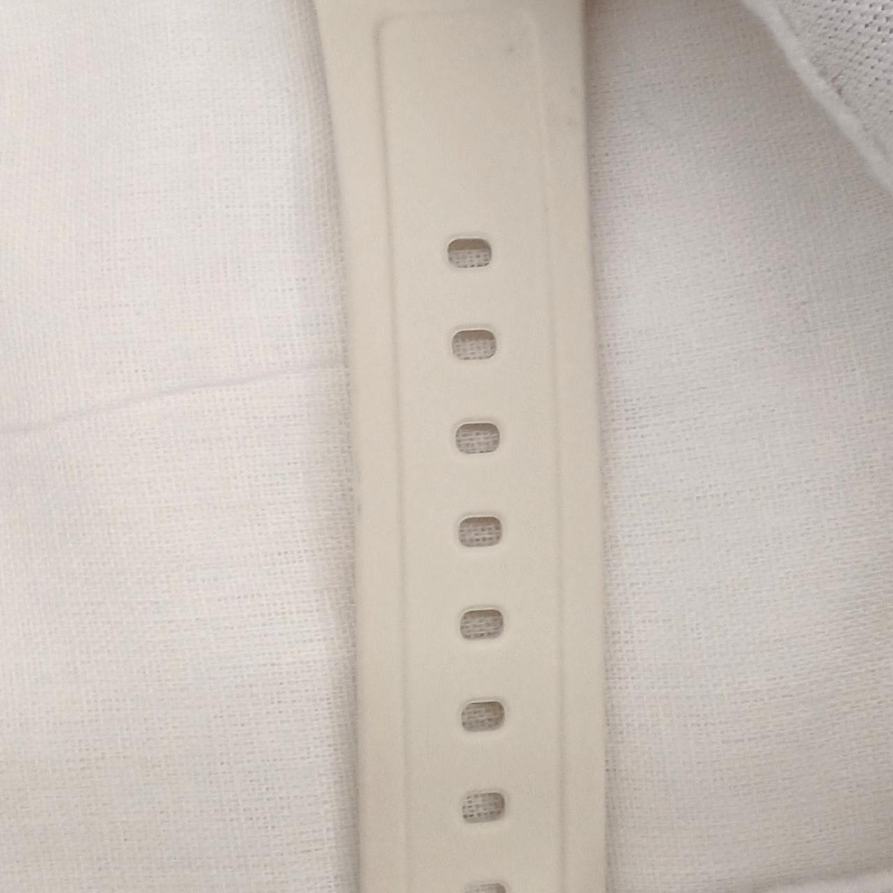 ベルト裏側変色あります。