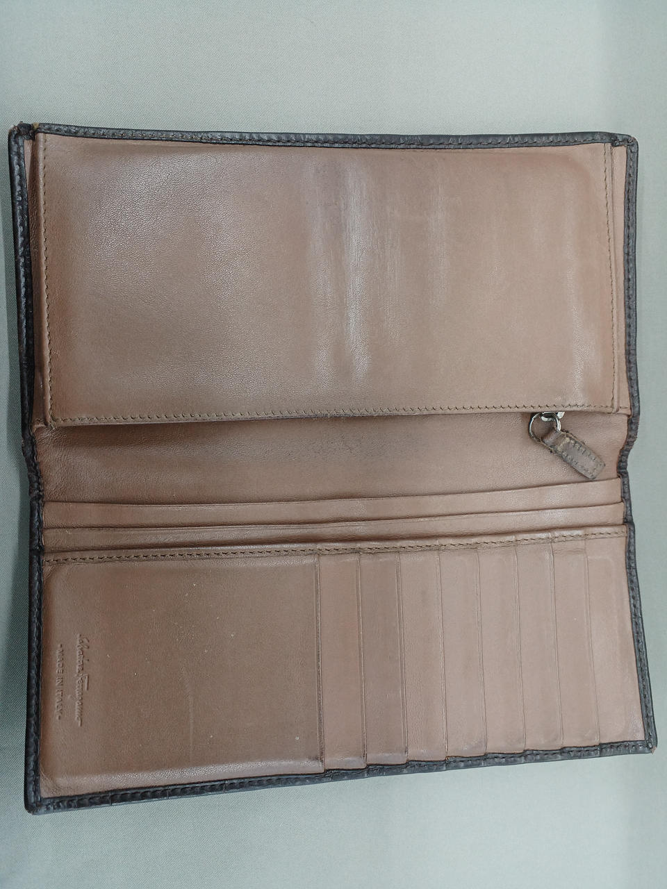 コイン入れの型崩れあり