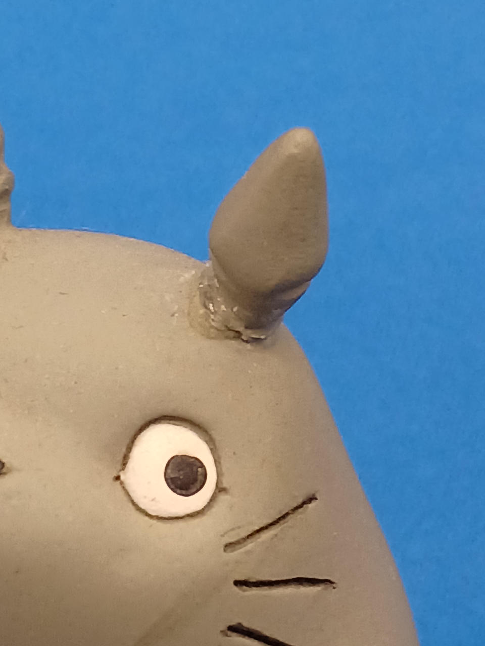 耳の部分を接着剤で接着しています