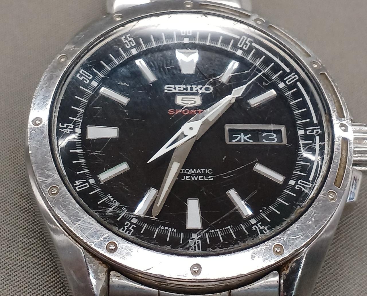 ガラスに傷多数あり