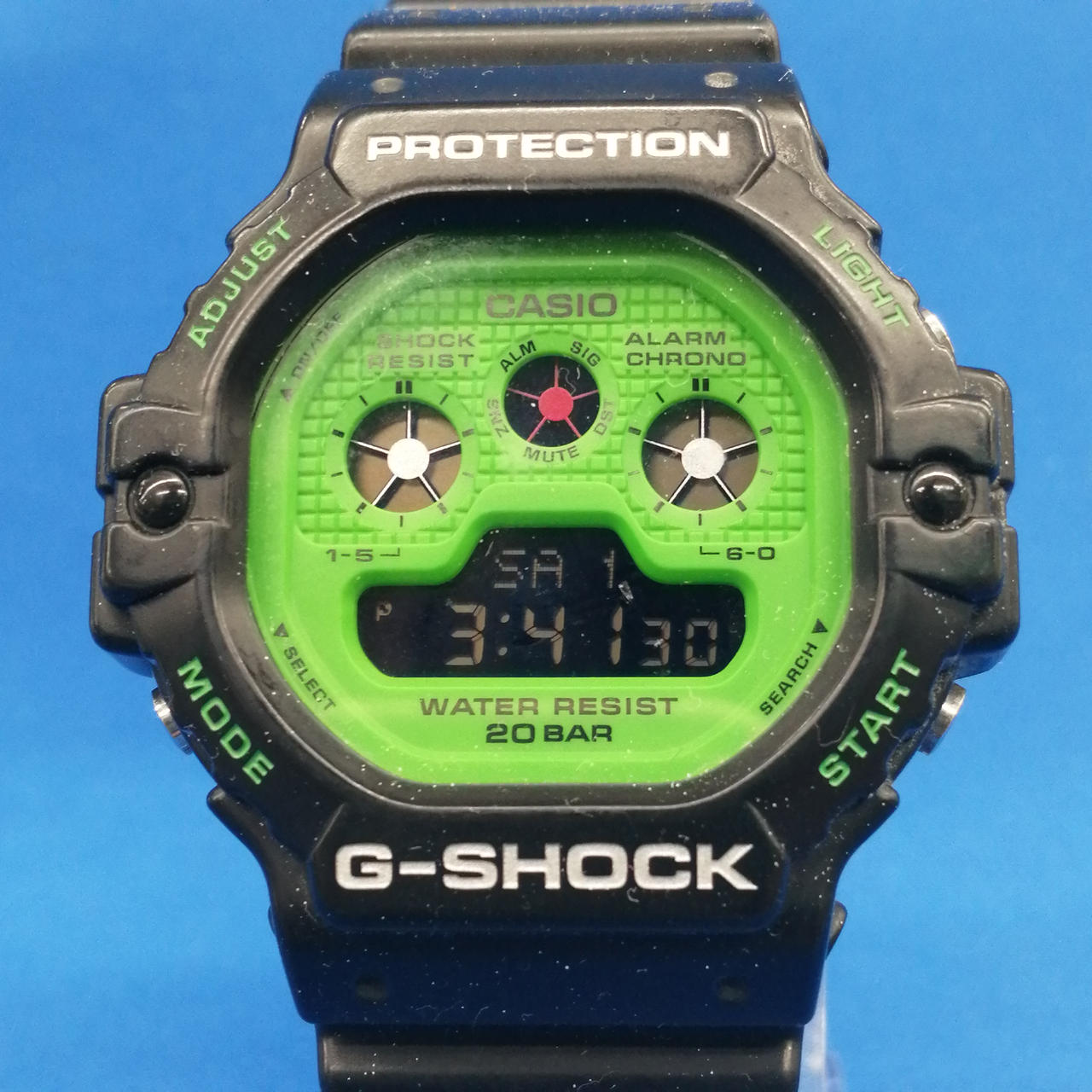 5時の位置に傷あります