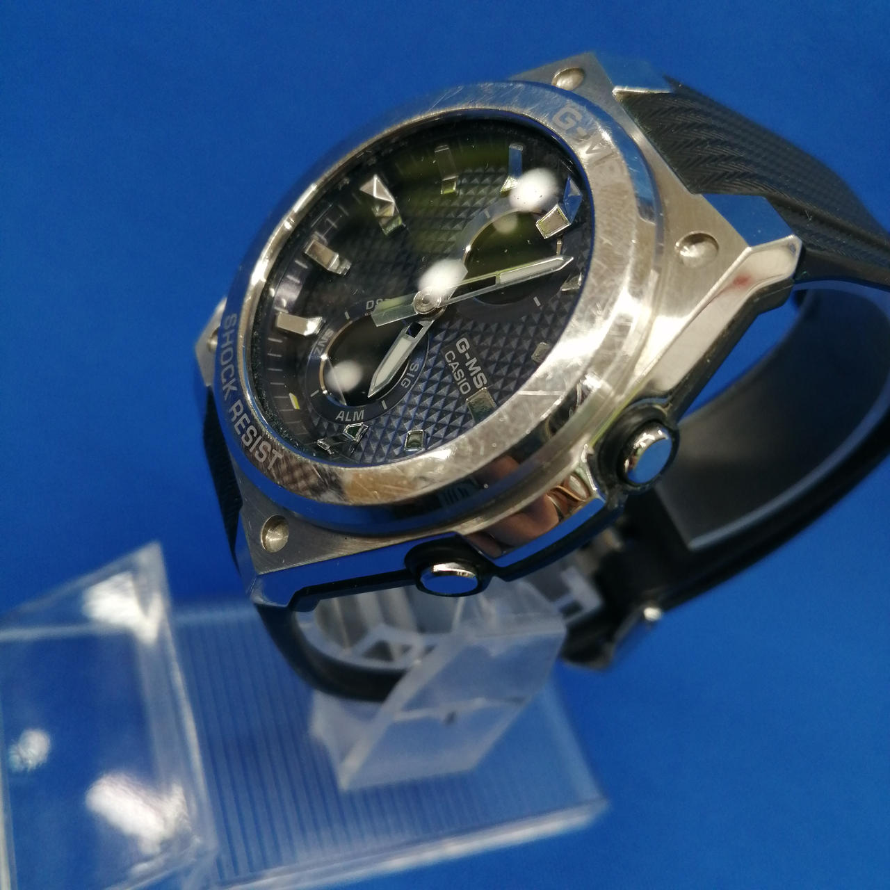 ベゼルかなり傷多めです