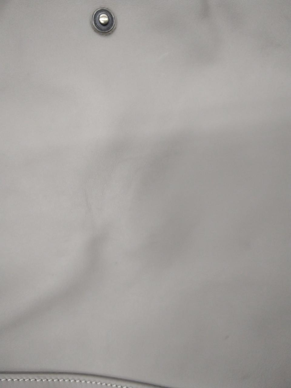 見えにくいですが正面中央に大きいシミあり