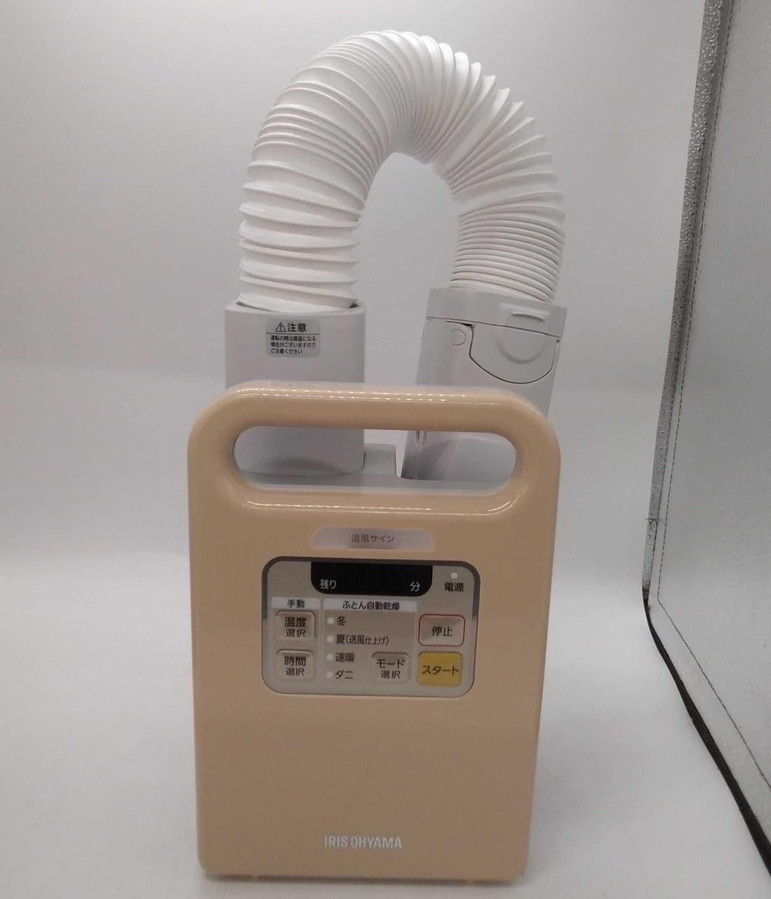 ロゴ右上部に汚れがあります。