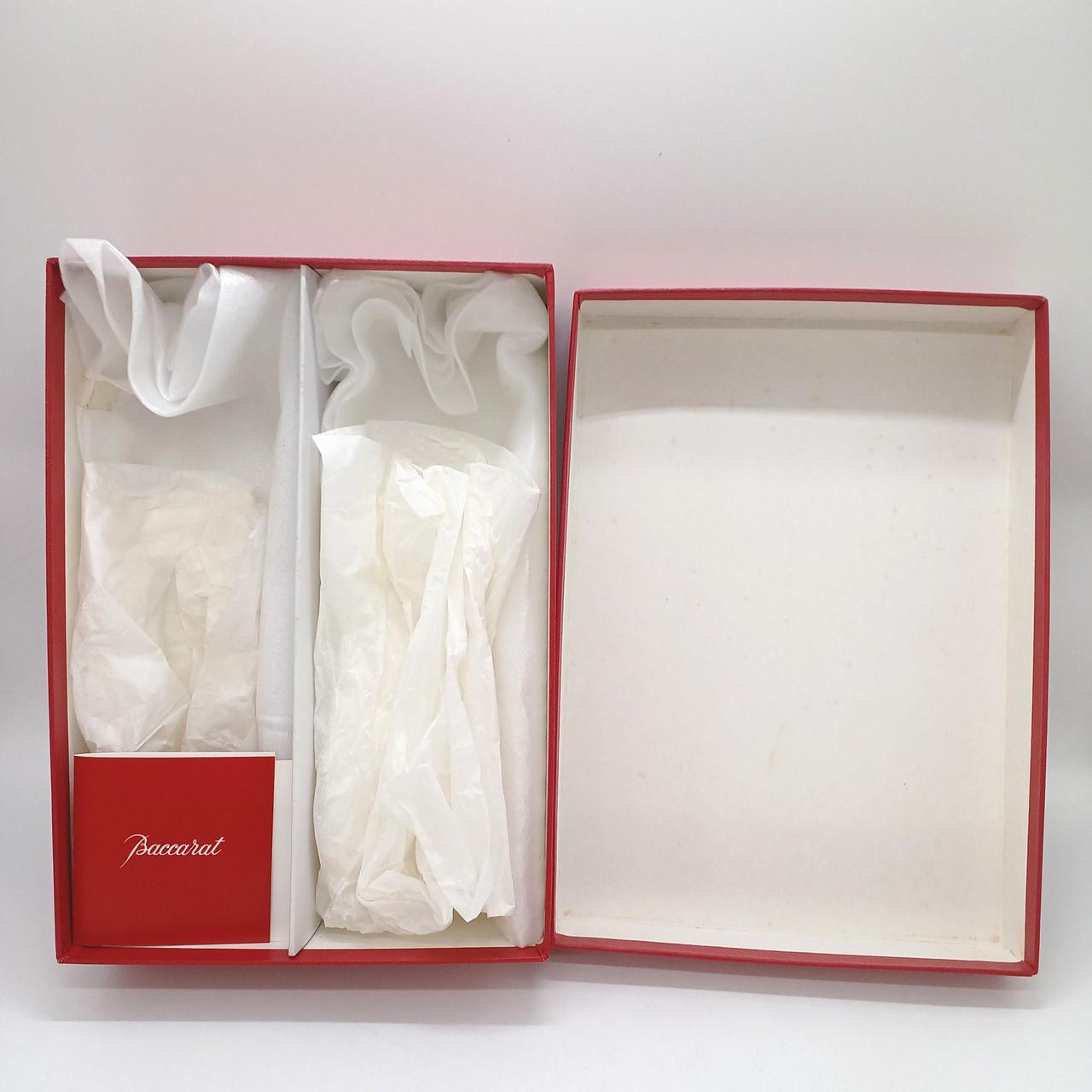 箱に汚れやシミがあります