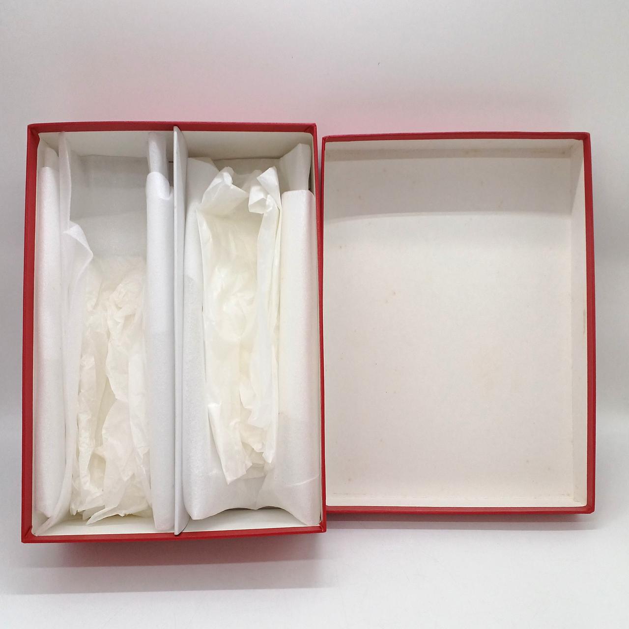 箱に汚れやシミがあります