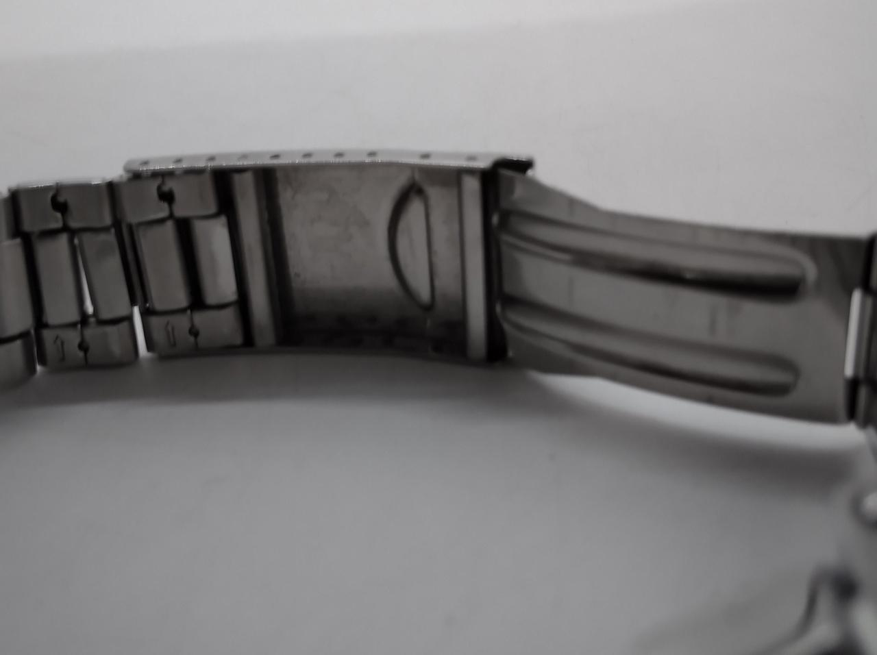 留め金の内側に汚れがあります。